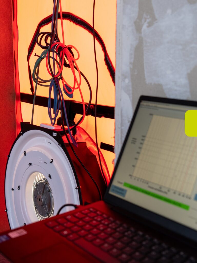 Equip de control tèrmic i monitoratge energètic durant les proves d’eficiència de la Borda Sucarà.