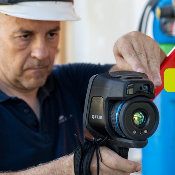 Tècnic utilitzant una càmera termogràfica per analitzar l’eficiència energètica i detectar possibles pèrdues tèrmiques a l’habitatge.