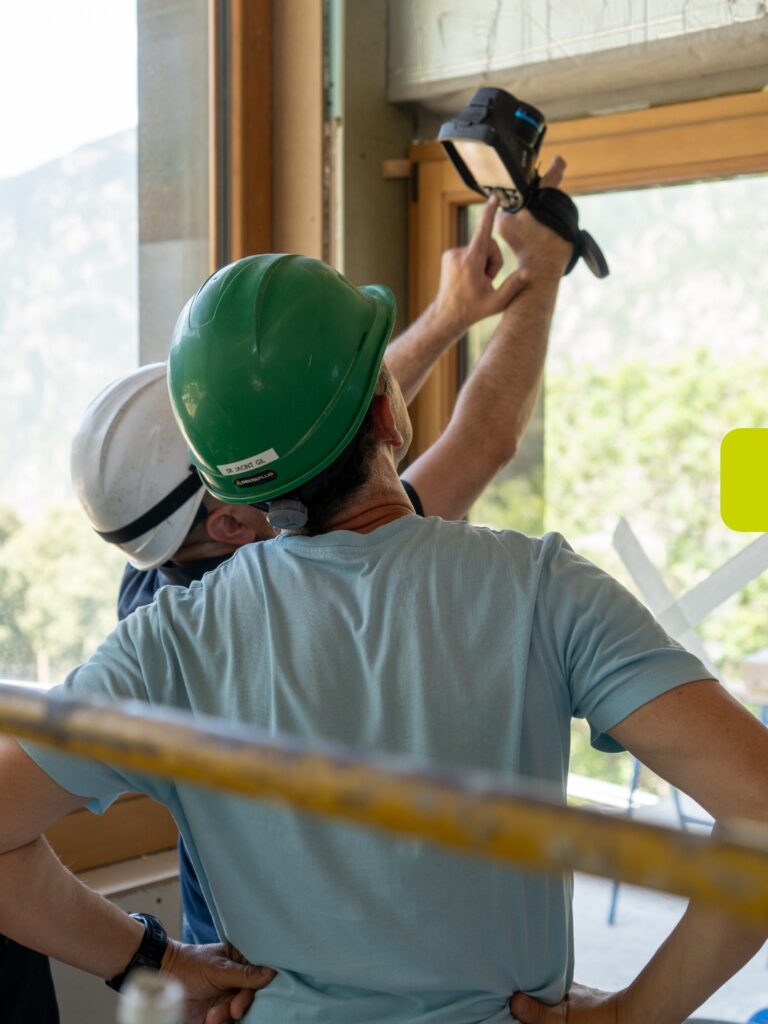Tècnic realitzant inspecció tèrmica en finestres per comprovar l’aïllament i l’eficiència energètica de l’habitatge.