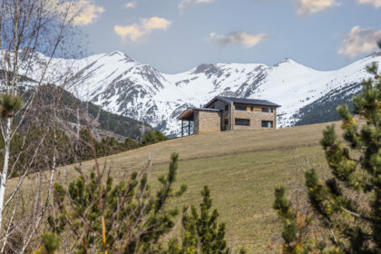 Casa prefabricada de pedra i fusta situada en un entorn privilegiat de muntanya a Andorra.