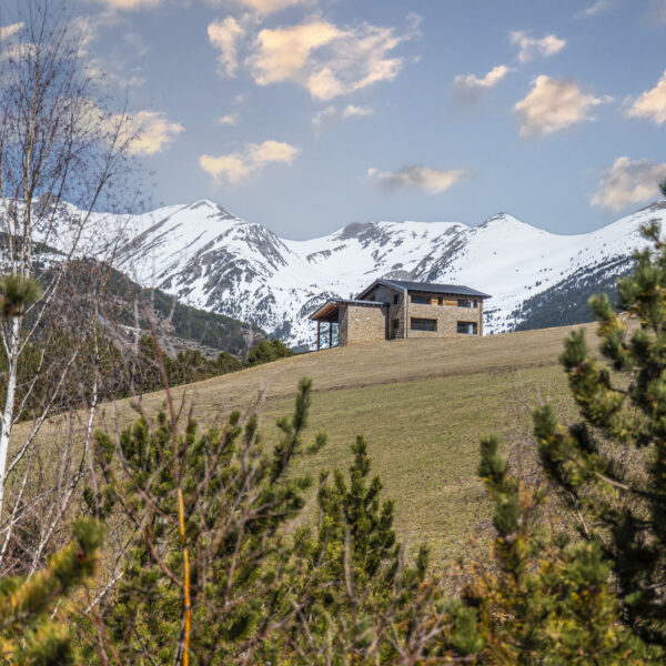 Casa prefabricada de pedra i fusta situada en un entorn privilegiat de muntanya a Andorra.